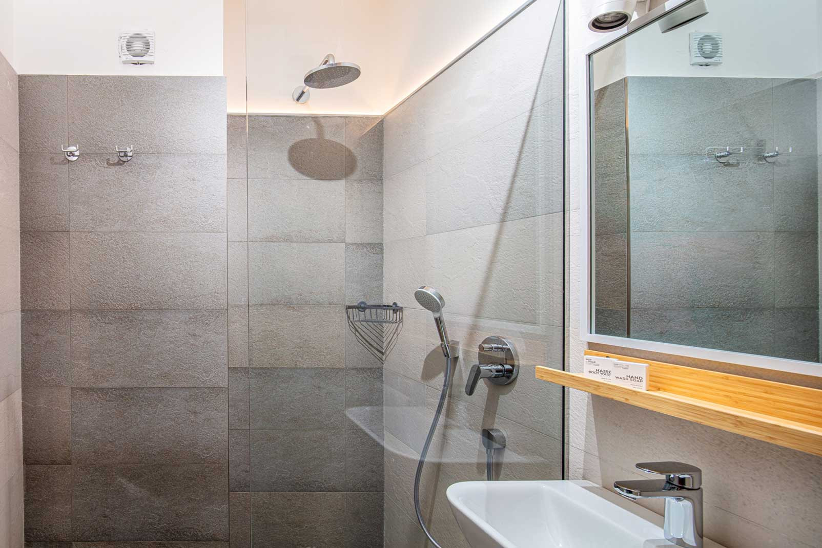 media.bilocale_primo_piano_bagno_bianconero