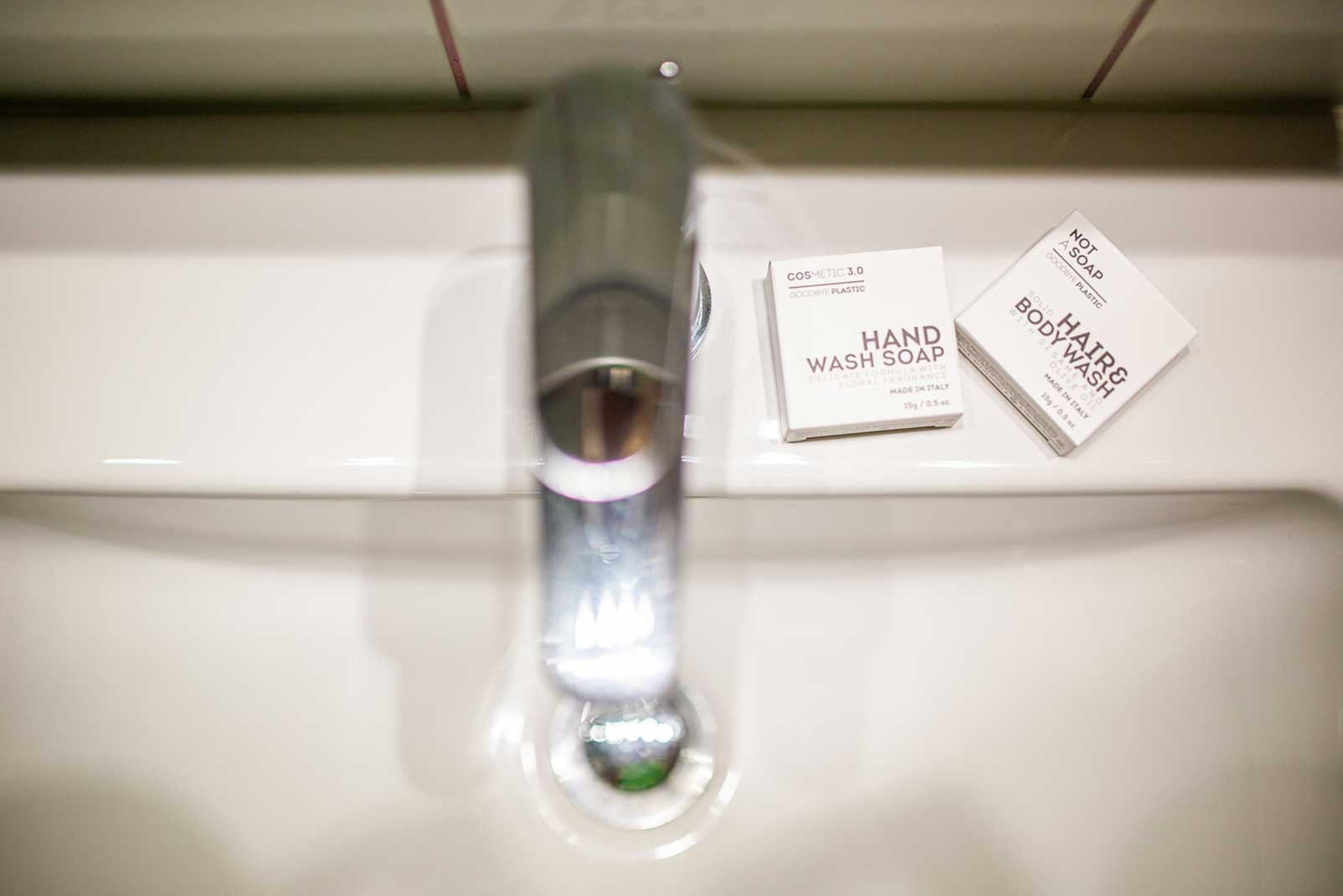 media.trilocale_primo_piano_bagno_bianco_nero