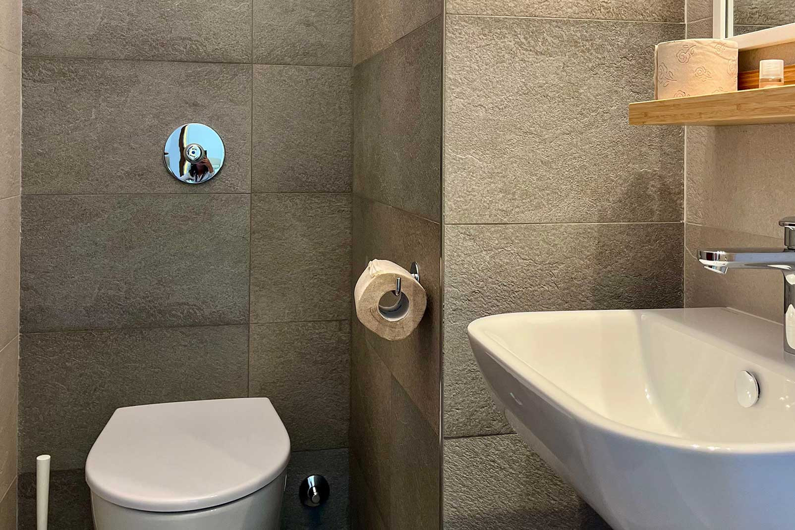 media.bagno_bianco_nero_quadrilocale