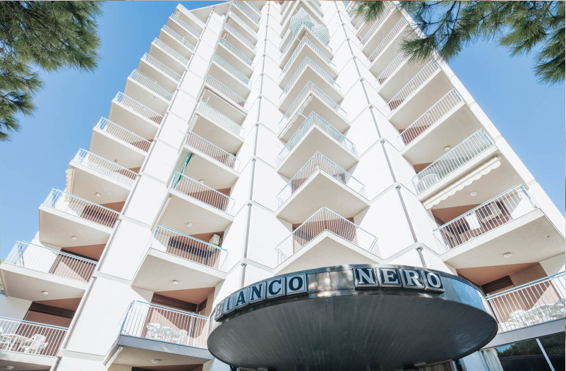 media.Gallery-Esterno-3Appartamenti-Bianco-Nero-Legnano